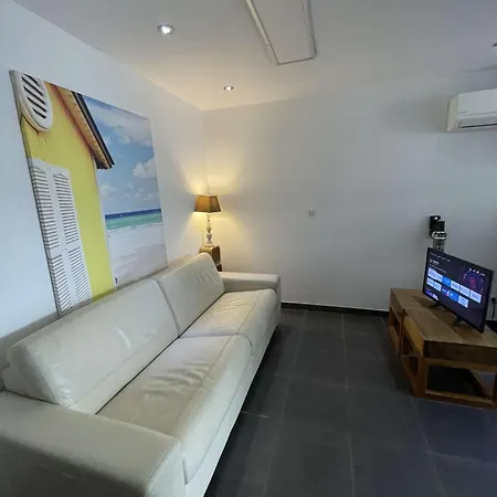 Apartment La *